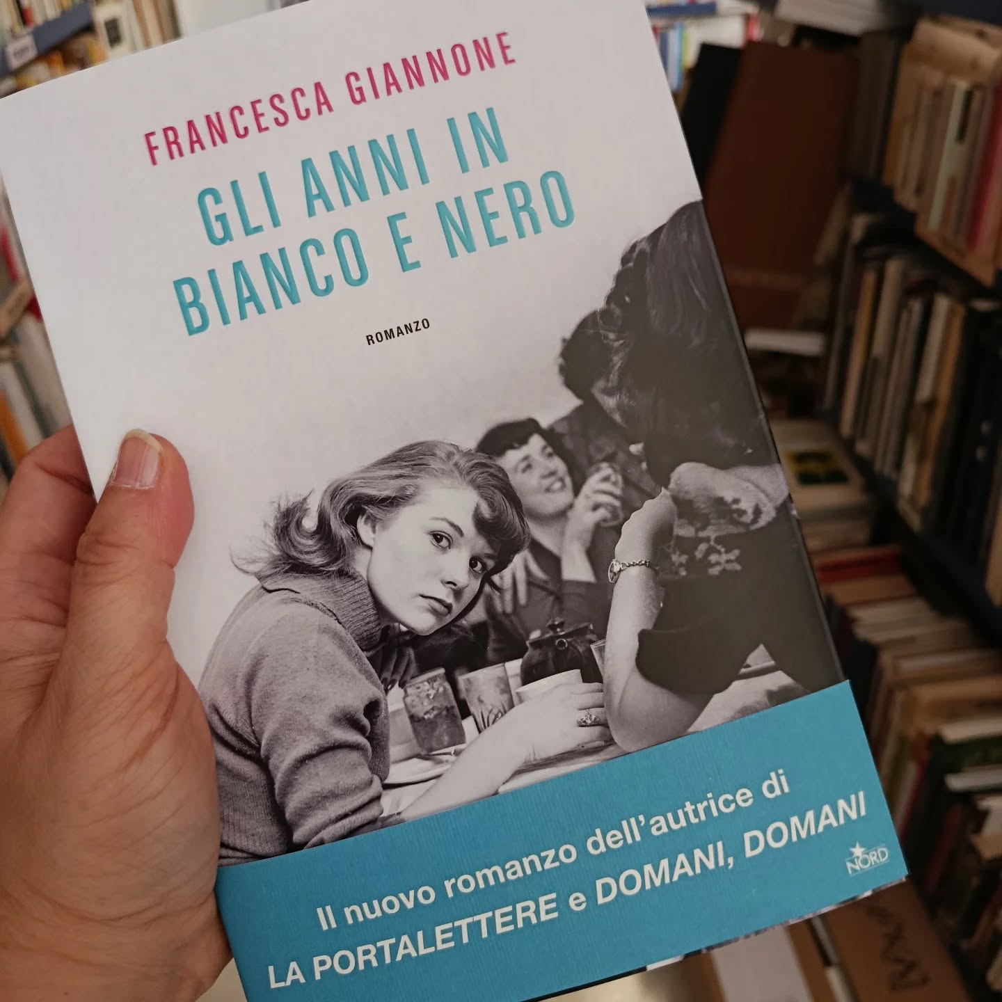 "Gli anni in bianco e nero"
di Francesca Giannone
Editrice Nord 

NOVITÀ 

Nella sartoria della famiglia Elia, il tempo scorre al ritmo lento dell’ago e del filo, scandito dai divieti del padre, che teme la libertà delle figlie perché, nel Salento degli anni ’60, come nel resto d’Italia, le donne devono restare al loro posto. Eppure, in quelle quattro ragazze, qualcosa preme per uscire: la musica ribelle di Giovanna, i romanzi di Jane Austen in cui Ada si rifugia, la volontà di Maria di non accontentarsi e, soprattutto, la sete di immagini di Mimì, la più giovane, che, dalla cabina di proiezione del Cinema Apollo, mentre vede i film di Fellini e Visconti, scopre che la realtà può essere montata diversamente. E decide che sarà lei a tenere la macchina da presa.
Così, mentre tutt’intorno si accendono le lotte operaie e le occupazioni studentesche e si formano i primi gruppi femministi, dentro casa Elia si combatte una rivoluzione silenziosa per riuscire a chiamare per nome il desiderio e la violenza, il diritto al lavoro e quello al piacere. E Mimì filma tutto. Non cerca la bellezza, cerca la verità: riprende le sorelle che danno vita a un’impresa quasi impossibile, gli sguardi e i gesti impercettibili ma rivelatori, un matrimonio «normale» eppure pieno di incertezze. Con forbici e determinazione, realizza un film che nessuno le ha chiesto di girare. Perché raccontare è resistere. Perché raccontando si può cambiare la vita, la propria ma anche quella degli altri. Perché tutti noi abbiamo vissuto anni in bianco e nero con la speranza di farli diventare un film a colori.

#novità #francescagiannone #glianniinbiancoenero #editricenord