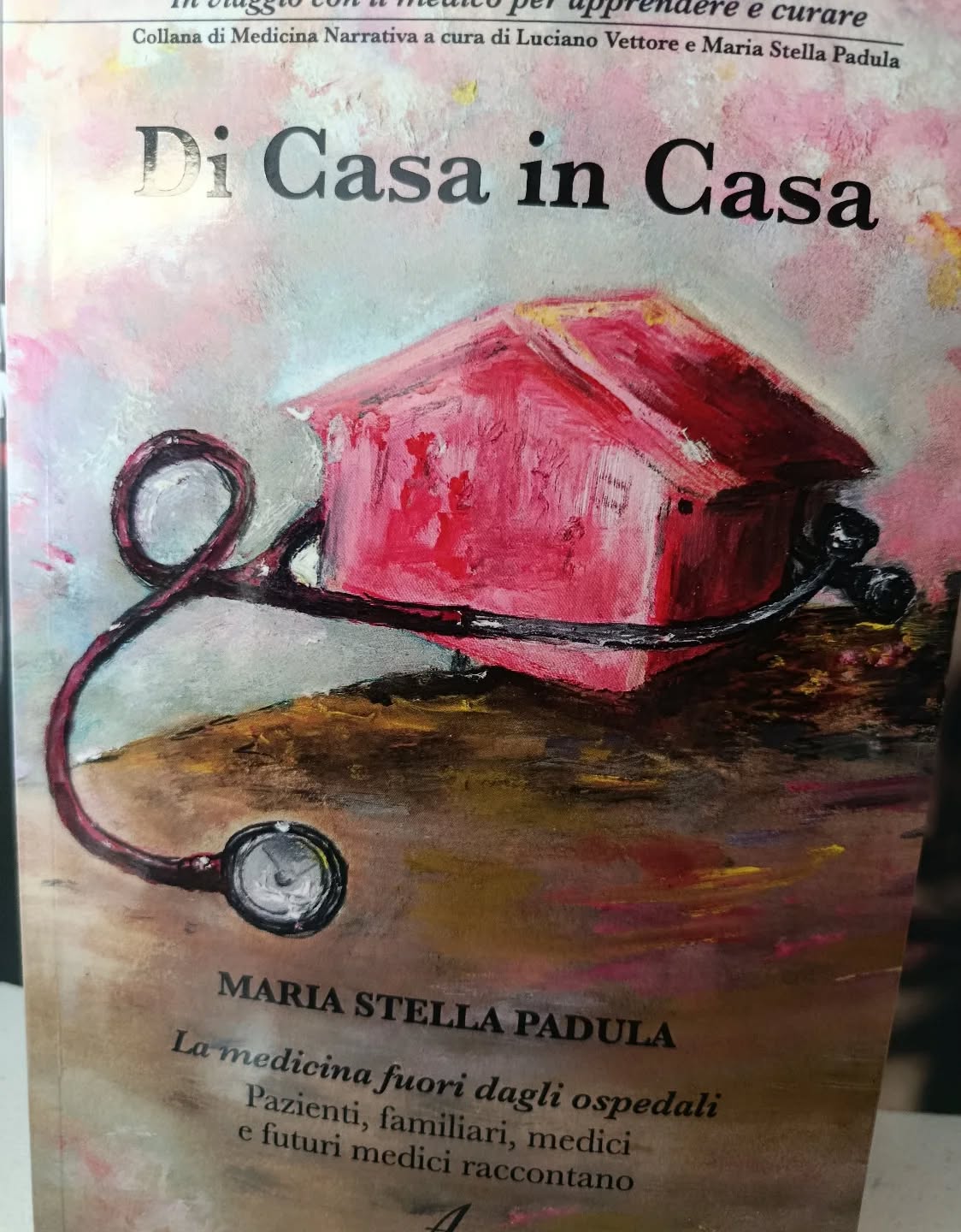 "Di casa in casa - La medicina fuori dagli ospedali"
di Maria Stella Padula
@artestampaedizioni

NOVITÀ 

"Di casa in casa" è il primo libro della collana "In viaggio con il medico per apprendere e curare".
Narra di un viaggio reale nei luoghi dove inizia l'attività di cura, raccontato dai medici, dagli studenti, dai pazienti e dai loro familiari. Un testo di studio che si serve del dispositivo narrativo per riflettere sulle principali abilità del medico e di chi lavora nel campo della salute, per fare apprendere come poter essere fedeli al giuramento di Ippocrate: "In qualsiasi casa andrò, io vi entrerò per il sollievo dei malati."

#dicasaincasa #mariastellapadula #artestampa #novità