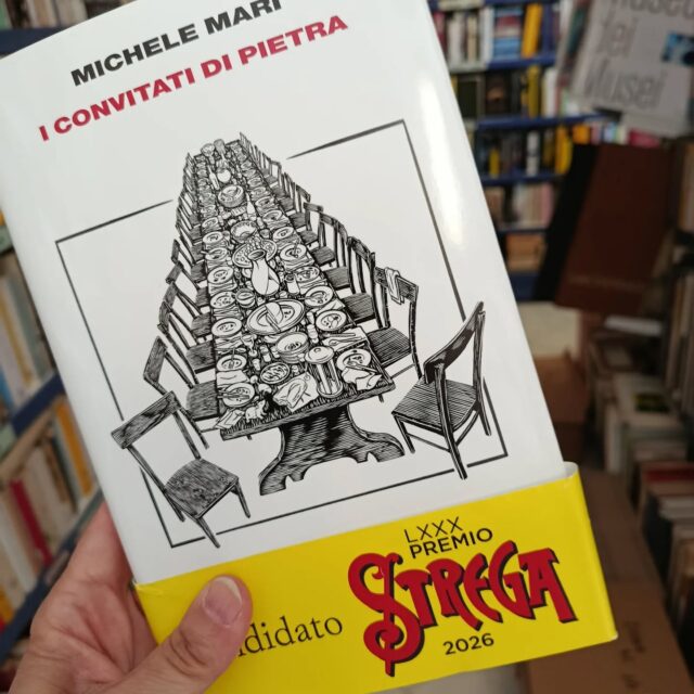 "I convitati di pietra"
di Michele Mari

Vincitore del Premio Strega Giovani

Davvero il destino di ciascuno di noi è già scritto? È questo che pensano gli ex alunni della III A quando, superato l’esame di maturità, siglano il «patto sciagurato» che li vincolerà fino all’ultimo giorno. Del resto il tempo della scuola è l’unico a rimanere immobile: anche dopo trent’anni non saranno le rughe o i chili in più a contraffare la sagoma di un vecchio compagno di banco. Ma quando di mezzo ci sono il demone della competizione e il miraggio di un premio favoloso le variabili si moltiplicano. E così un accordo nato quasi per scherzo si tramuta in una sfida senza esclusione di colpi per rimanere in vita il più possibile. Michele Mari ha scritto un romanzo commosso e giocoso, svelando con perfido divertimento le pulsioni che si nascondono dentro l’amicizia. Perché in questa storia, prima di un imprevedibile finale, vale il contrario di quanto recita il proverbio: chi perde un amico trova un tesoro. 22 luglio 1975: la data fatidica in cui una classe del liceo, festeggiando con una cena il primo anniversario dell’esame di maturità, decide di stipulare un accordo di sangue e denaro. Ognuno dei trenta ex alunni verserà tutti gli anni una cifra, e il capitale sarà investito in modo da generare – col trascorrere dei decenni – un’autentica fortuna. Il meccanismo è semplice: la riffa terminerà quando saranno rimasti in vita soltanto tre compagni di classe, e a quel punto i superstiti potranno godere del montepremi… Ma i rancori sopiti, gli amori taciuti, le promesse e le invidie nate sui banchi di scuola s’infiammano un anno dopo l’altro. E quando ogni 22 luglio si rivedranno a cena, si informeranno dei malanni altrui per prevedere il prossimo di loro che passerà a miglior vita. Fino a trasformare i protagonisti di questa storia in giocatori seduti al tavolo di un’immaginaria roulette, «per i quali indovinare un numero significa desiderarlo, se non altro per poter continuare a giocare».

#michelemari #iconvitatidipietra #einaudieditore #premiostregagiovani2026