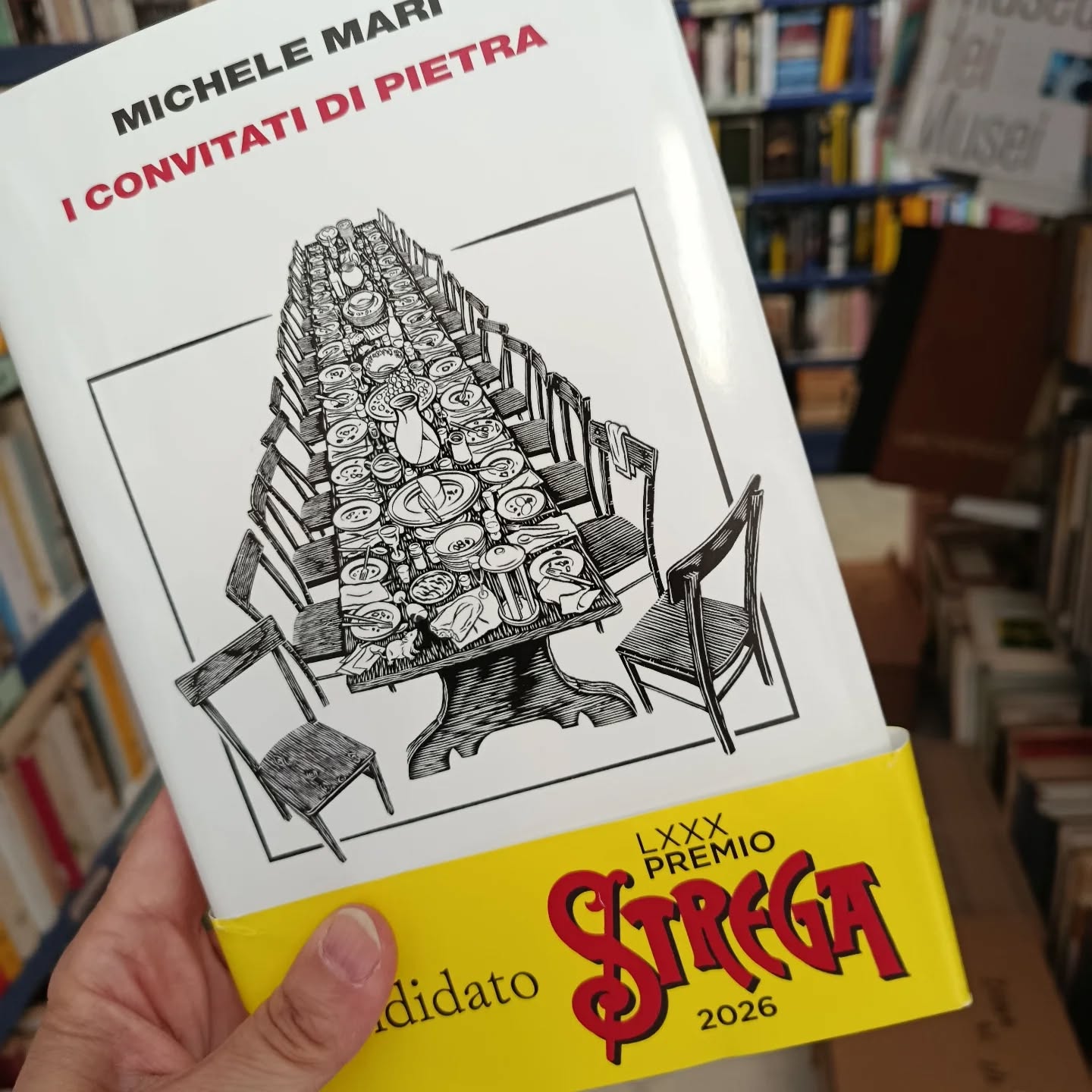 "I convitati di pietra"
di Michele Mari

Vincitore del Premio Strega Giovani

Davvero il destino di ciascuno di noi è già scritto? È questo che pensano gli ex alunni della III A quando, superato l’esame di maturità, siglano il «patto sciagurato» che li vincolerà fino all’ultimo giorno. Del resto il tempo della scuola è l’unico a rimanere immobile: anche dopo trent’anni non saranno le rughe o i chili in più a contraffare la sagoma di un vecchio compagno di banco. Ma quando di mezzo ci sono il demone della competizione e il miraggio di un premio favoloso le variabili si moltiplicano. E così un accordo nato quasi per scherzo si tramuta in una sfida senza esclusione di colpi per rimanere in vita il più possibile. Michele Mari ha scritto un romanzo commosso e giocoso, svelando con perfido divertimento le pulsioni che si nascondono dentro l’amicizia. Perché in questa storia, prima di un imprevedibile finale, vale il contrario di quanto recita il proverbio: chi perde un amico trova un tesoro. 22 luglio 1975: la data fatidica in cui una classe del liceo, festeggiando con una cena il primo anniversario dell’esame di maturità, decide di stipulare un accordo di sangue e denaro. Ognuno dei trenta ex alunni verserà tutti gli anni una cifra, e il capitale sarà investito in modo da generare – col trascorrere dei decenni – un’autentica fortuna. Il meccanismo è semplice: la riffa terminerà quando saranno rimasti in vita soltanto tre compagni di classe, e a quel punto i superstiti potranno godere del montepremi… Ma i rancori sopiti, gli amori taciuti, le promesse e le invidie nate sui banchi di scuola s’infiammano un anno dopo l’altro. E quando ogni 22 luglio si rivedranno a cena, si informeranno dei malanni altrui per prevedere il prossimo di loro che passerà a miglior vita. Fino a trasformare i protagonisti di questa storia in giocatori seduti al tavolo di un’immaginaria roulette, «per i quali indovinare un numero significa desiderarlo, se non altro per poter continuare a giocare».

#michelemari #iconvitatidipietra #einaudieditore #premiostregagiovani2026
