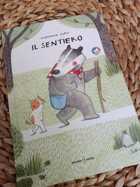 "Il sentiero"
di Marianne Dubuc
Orecchio acerbo editore 

Straconsigliato! 
⭐⭐⭐⭐⭐

Questo albo è semplicemente stupendo! 
Per il messaggio che trasmette, di rispetto per l'Altro e per le altre generazioni...per la dolcezza delle immagini, per la qualità della grafica, semplice ed evocativa, rilassante.
Una coccola per l'anima, non solo per i bambini.

#albiillustrati #ilsentiero
#orecchioacerbo #mariannedubuc #piccoligrandilettori