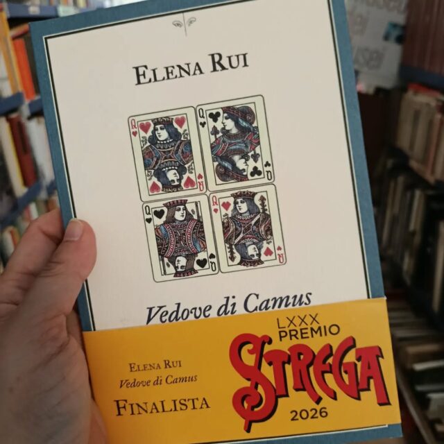 "Vedove di Camus"
di Elena Rui
L'ombra editore 

Finalista Premio Strega 2026

Il 4 gennaio 1960, la Facel Vega guidata dal celebre editore Michel Gallimard sfreccia lungo una strada della Borgogna e va a schiantarsi contro un platano. Sul sedile del passeggero, Albert Camus, che solo tre anni prima era stato insignito del Premio Nobel per la Letteratura, muore sul colpo. Mentre il mondo intero rimane attonito, orfano di uno dei più grandi intellettuali del Novecento, quattro donne si ritrovano all’improvviso “vedove” dell’uomo che amavano: la moglie Francine Faure, la brillante attrice Catherine Sellers, la giovane pittrice Mette Ivers, di origini danesi, e Maria Casarès, immensa interprete del teatro francese, che Camus stesso - fedele ai paradossi del sentimento - definiva «l’Unica». Con estro e rigore, Elena Rui indaga le vite e le voci di queste quattro figure femminili di fronte all’ineluttabilità della disgrazia. Si imbastisce così «un discorso sull’amore» che rifiuta viete certezze morali per restituire la trama sottile, contraddittoria e irriducibile degli affetti, offrendo a chi legge la libertà - e l’onere - di interrogarsi sui confini e sugli abissi dei rapporti umani.

#finalisti
#premiostrega26 #elenarui #vedovedicamus #lombraeditore