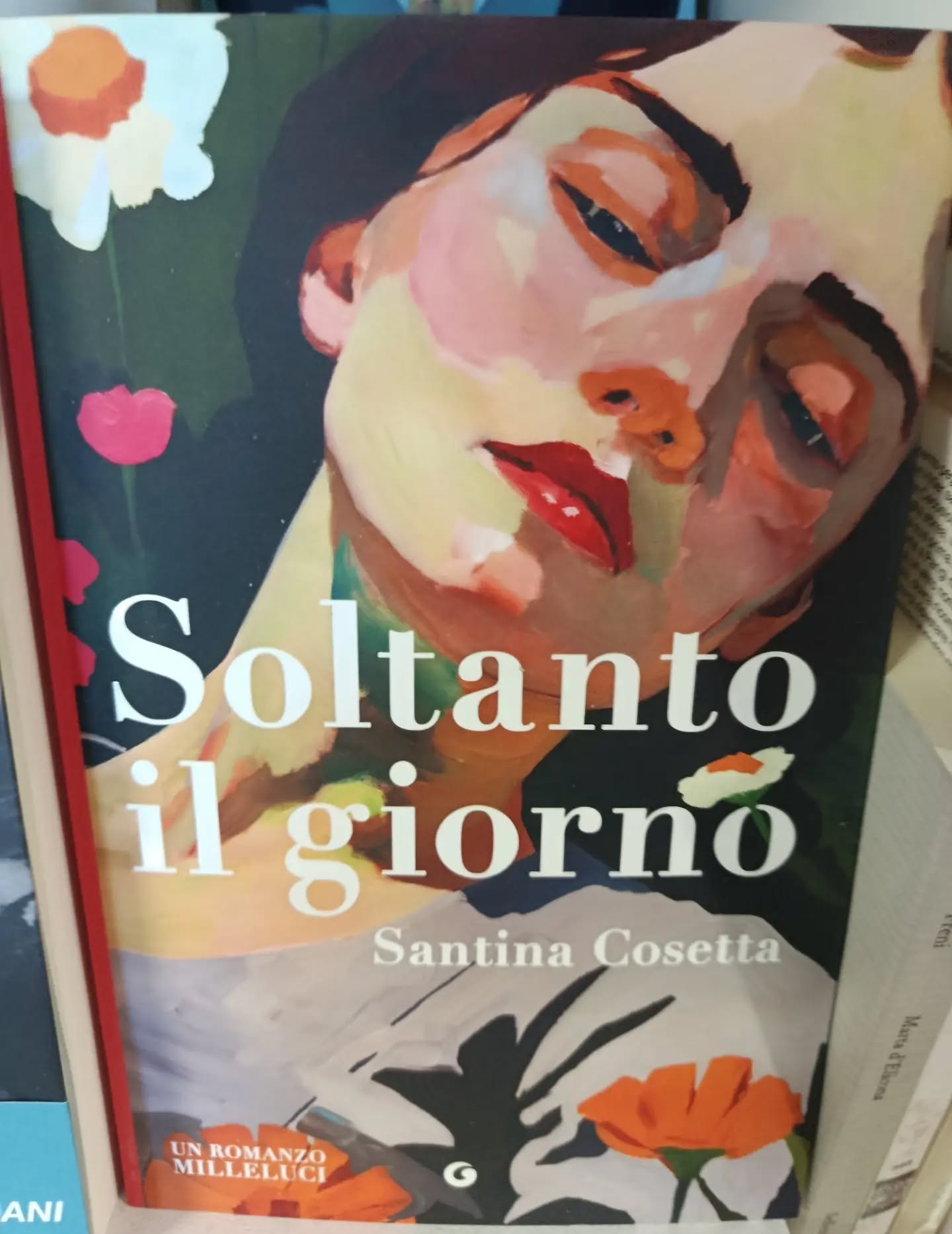 "Soltanto il giorno" 
di Santina Cosetta 
Giunti editore 

L’amore non è una questione di sangue. 
È una scelta.

NOVITÀ 

Ispirandosi alla vera storia della sua bisnonna, Santina Cosetta firma un romanzo bruciante: una donna nata dal niente che impara a salvarsi salvando gli altri, un amore per la vita che travolge a ogni pagina.
Avola, 1885. Marianna viene al mondo senza che nessuno l'abbia cercata né voluta. Tutti la chiamano Cosuzza, “il nome delle donne che restano sole e tirano avanti lo stesso”, e viene affidata a Lisetta, la stria del paese, che le insegna i segreti delle erbe, della cucina, della cura. Insieme alla verità più preziosa: il cibo non serve solo a nutrire.
L'infanzia dura un istante. 
Quando Lisetta parte per l'America, Marianna viene mandata a servizio all'Irminio, una grande masseria nelle campagne ragusane. Dietro quella porta si apre un mondo duro, governato da gerarchie antiche e regole che non si discutono, ma nell'enorme cucina rumorosa smette per la prima volta di sentirsi sola. All'arrivo dei villeggianti, i ricchi nipoti della baronessa, tutto cambia di nuovo: un'amicizia profonda come una radice, la scoperta di un corpo che vuole e che può, un amore capace di rompere ogni confine. E, mentre il destino prende pieghe sempre più imprevedibili, Marianna impara la cosa più difficile, volere qualcosa per sé. 
Anche quando farlo costa tutto.

«C’erano madri che non sapevano amare. E figlie che imparavano a non chiedere nulla.»

#soltantoilgiorno #santinacosetta #giuntieditore #novità