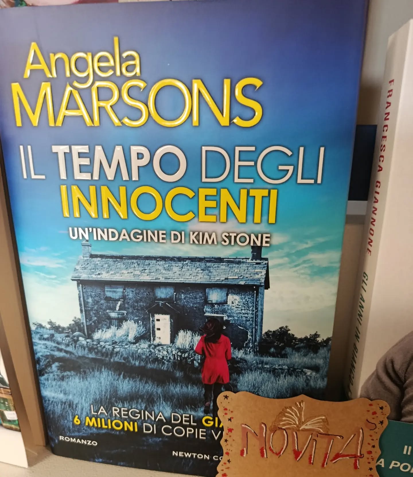 "Il tempo degli innocenti"
di Angela Marsons
Newton Compton editori

NOVITÀ 

Un pomeriggio d’agosto, la piccola Grace Lennard entra nel giardino dell’asilo e svanisce nel nulla. Quando la detective Kim Stone arriva sul posto, trova un indizio inquietante: un braccialetto inciso, appartenuto a Melody Jones, una bambina rapita 25 anni fa. Poche ore prima, Steven Harte si era presentato alla stazione di polizia confessando di avere informazioni su Melody. Ma aveva anche avvertito Kim che un nuovo caso urgente stava per travolgerla. Per salvare Grace, Kim è costretta a partecipare al gioco perverso di Steven, cercando di decifrare ogni parola e gesto durante un interrogatorio serrato di 24 ore. Le indagini rivelano un inquietante schema: Steven è collegato al rapimento di diverse ragazzine vulnerabili, alcune delle quali furono rilasciate dopo un anno. Ma di Melody e delle altre non c’è traccia. Quando nel parco locale vengono ritrovate delle ossa, Kim teme il peggio. Mentre il caso si complica, emerge una verità ancora più sconvolgente: Steven non è l’unico a nascondere qualcosa. La dottoressa Alex Thorne, nemesi di Kim, è pronta a rivelare un segreto che colpirà la detective nel suo punto più fragile. Kim dovrà affrontare i propri demoni per salvare Grace e le altre prima che sia troppo tardi.

#angelamarsons #iltempodegliinnocenti #novità #newtoncompton