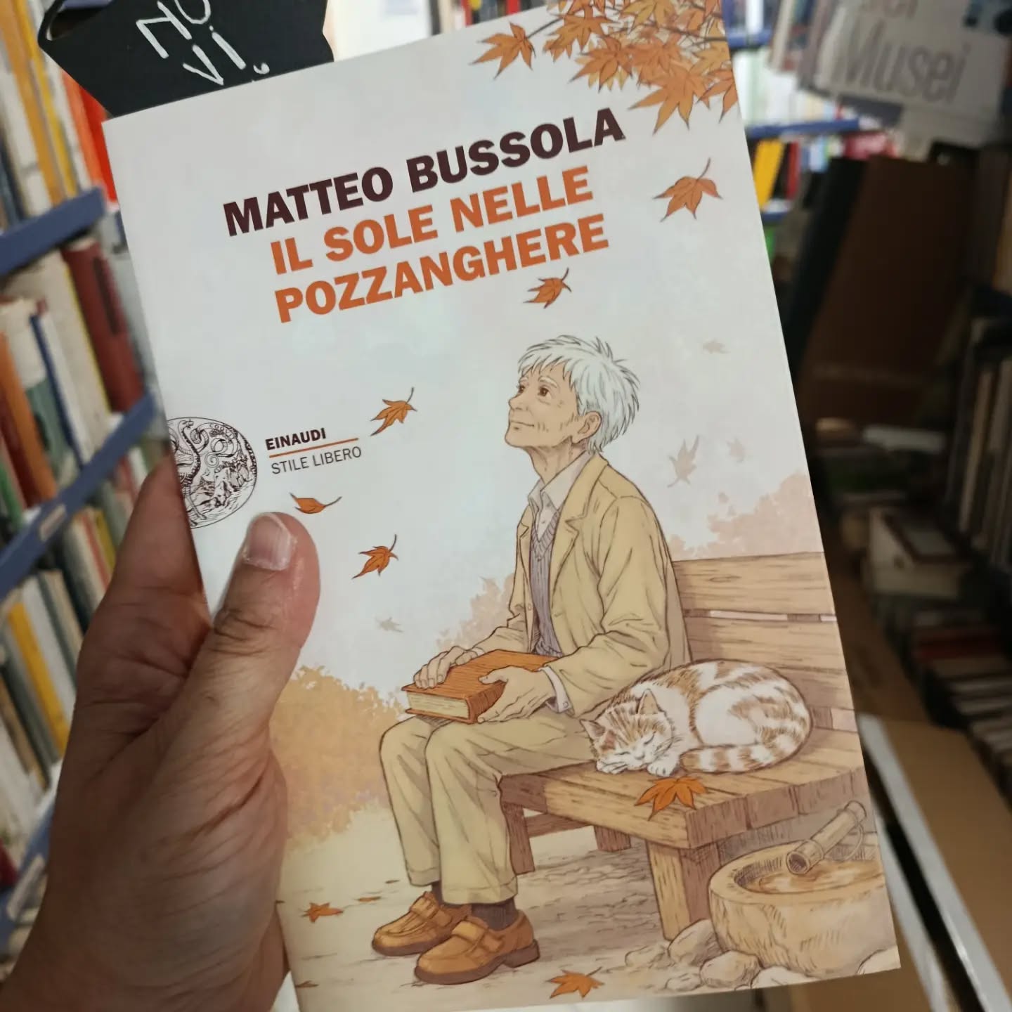 "Il sole nelle pozzanghere"
di Matteo Bussola
Einaudi editore 

NOVITÀ 

Ogni oggetto custodisce una storia. Ci ha visti amare, piangere, stringerci a qualcuno, restare soli. Gli oggetti che ci sono appartenuti sanno chi siamo stati o chi siamo, e se potessero parlare racconterebbero la verità su di noi. Forse per questo, a volte, ce ne sbarazziamo. Ma c'è un signore capace di ascoltarli. Di sentire, nella loro voce, il concerto del mondo. È lui il protagonista di questo romanzo.

Delicato e struggente, Il sole nelle pozzanghere racconta il nostro bisogno di legami, il bisogno che ognuno di noi ha degli altri per restare vivo.

#matteobussola #ilsolenellepozzanghere #novità #einaudieditore