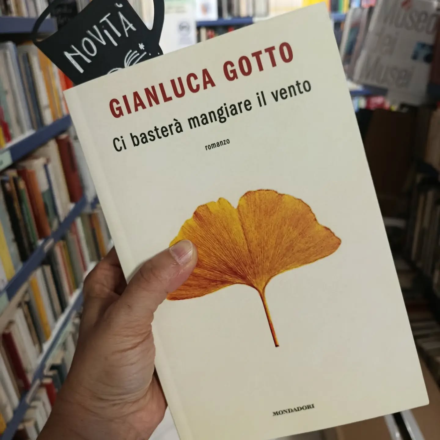"Ci basterà mangiare il vento"
di Gianluca Gotto
Mondadori editore 

NOVITÀ 

"Quella sera mi aveva insegnato una cosa: a godere delle cose piacevoli senza pensare che finiranno. Perché se la paura di soffrire dopo ti frena prima ancora di iniziare, allora la tua vita non può contemplare tramonti, viaggi, sogni, concerti, legami. Non può contemplare niente di ciò che finisce. E dunque non può contemplare niente di ciò per cui ha senso vivere."
Il protagonista di questo romanzo è cresciuto convinto che "casa" possa essere il posto più pericoloso al mondo e che non possa esistere amore senza paura e sofferenza.
Ora però, dopo anni di vagabondaggio e di ricerca spirituale, vive a Singapore in un equilibrio all'apparenza perfetto: tai chi all'alba, lavoro da ghostwriter nei café della città, arrampicata in palestra. Conosce a memoria il Dhammapada e si comporta secondo i suoi principi, come un monaco fuori dal tempio. E quando il mondo cerca di turbarlo, si chiude nella sua stanza del vuoto e medita finché non ha lasciato andare ogni sentimento negativo. Sembra esserci riuscito, a tagliare il filo che lo legava alla violenza e al dolore della sua infanzia. Sembra aver spezzato il suo karma familiare, come gli aveva promesso un guru in un ashram indiano.
Finché una notte, nell'ascensore di un hotel, incontra Giorgia. Impulsiva, disordinata, incapace di stare da sola, Giorgia rappresenta tutto ciò che lui ha voluto escludere dalla sua vita: le emozioni, il caos, il desiderio, le cose troppo umane, troppo vive. L'amore. E anche se quell'incontro finisce nel modo più inaspettato, nelle sue convinzioni si apre una crepa: a cosa serve dimenticare il dolore del passato se questo significa rifiutare di vivere il presente?

#cibasteramangiareilvento #gianlucagotto #mondadorieditore #novità