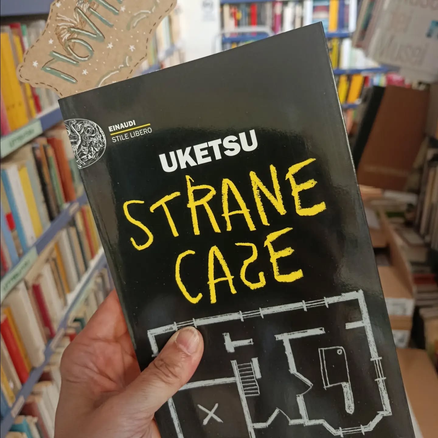 "Strane case"
di Uketsu
Einaudi editore 

NOVITÀ 

In una zona tranquilla di Tokyo, una coppia che sta per avere il primo figlio si imbatte in una casa in vendita. A prima vista, sembra quasi perfetta: abbastanza nuova, vicina a una stazione ferroviaria e a un piccolo bosco. Ma qualcosa nella piantina non li convince. Cercando spiegazioni, i potenziali acquirenti si rivolgono a uno scrittore esperto di occulto che, aiutato da un architetto, scopre presto altre stranezze della planimetria: doppie porte, ambienti senza finestre, camere con assurde disposizioni rivelano un quadro terrificante. I due iniziano allora a indagare sui precedenti inquilini, scomparsi senza lasciare traccia. Fino a imbattersi in una verità raccapricciante rimasta sepolta per anni.

#uketsu #novità #stranecase #einaudieditore