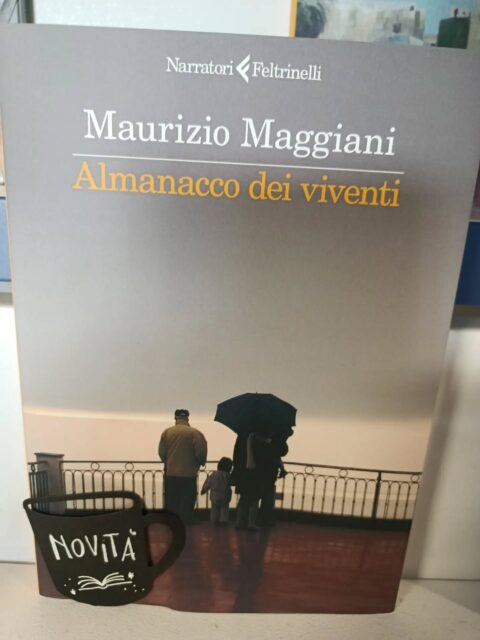 "Almanacco dei viventi"
di Maurizio Maggiani
Feltrinelli editore 

NOVITÀ 

L’innesco è quasi casuale: per la prima volta Maurizio Maggiani vede raccolte in un unico archivio digitale le fotografie disperse di una vita. Ritratti di uomini, donne, bambini, di animali, ma anche campagne e fabbriche, Appennini e periferie, stazioni, pievi, gamelle di operai, bandiere e guerre, inverni senza neve, solitudini e piccole comunità.
Ogni scatto chiama una storia, una storia personale che si riverbera in una più grande: le poche righe previste come accompagnamento alle immagini diventano così racconti in cui passato e presente si illuminano a vicenda.
Almanacco dei viventi è una collezione di “straordinari dettagli del vivere”: opere dell’uomo e della natura, miti arcaici, popolari e contemporanei. 
È un esercizio di attenzione, perché, come scriveva Simone Weil, bisogna “apprendere a essere attenti per poter essere, più tardi, giusti”. Un rendere giustizia alla vita, al vivente.

“Sì, c’è vita su questo pianeta e dappertutto odore di questa vita, tracce, orme e vestigia, c’è amore per questa vita e sollievo nel toccarla e vedere che ancora ce n’è. E non finisce mai di bastare.”

#mauriziomaggiani #almanaccodeiviventi #novità
#feltrinellieditore