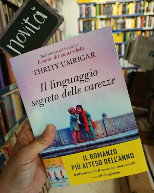 "Il linguaggio segreto delle carezze"
di Thrity Umrigar
Libreria Pieno giorno

NOVITÀ 

Quando scorge le carezze e le attenzioni che la madre di sua moglie elargisce alle proprie figlie, Remy avverte dolorosamente con quale privazione sia stato cresciuto. Di Shirin, sua madre, non ricorda molti gesti di affetto, ma piuttosto porte chiuse, scenate, liti; solo la presenza di suo padre, premuroso e vivace, il suo eroe, gli pare abbia reso la sua infanzia sopportabile. In fondo è questa la ragione per cui ha lasciato l’India per l’America, mettendo quanta più distanza possibile dalle proprie radici.
Anni dopo, di ritorno a Bombay per adottare un bambino, Remy ritrova Shirin in ospedale: ha smesso di parlare da tempo e sembra aver rinunciato a vivere. Oppresso dal senso di colpa per non aver capito la situazione e averla trascurata dopo la morte del padre, nonostante non sia semplice mettere da parte il passato, si dedica ad accudirla. Finché un giorno, nel suo appartamento, si imbatte in una vecchia foto destinata a scoperchiare sconvolgenti segreti e, proprio mentre sta cercando lui stesso di diventare genitore, a mettere in discussione tutto quello che credeva di sapere: su sua madre, sulla sua famiglia, su di sé, su tutto il suo mondo…
Dopo lo straordinario Il canto dei cuori ribelli, Thrity Umrigar regala una nuova, sorprendente, immensa storia di fragilità e perdono, di redenzione e guarigione. Un romanzo magistrale e indelebile, che interroga la vita di ciascuno e celebra il potere salvifico della tenerezza.

#thrityumrigar #illinguaggiosegretodellecarezze #libreriapienogiorno #novità