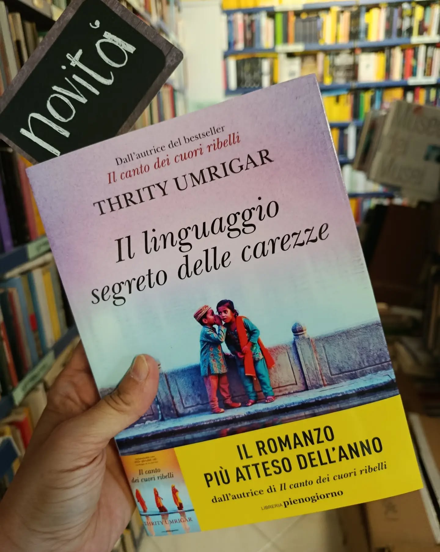 "Il linguaggio segreto delle carezze"
di Thrity Umrigar
Libreria Pieno giorno

NOVITÀ 

Quando scorge le carezze e le attenzioni che la madre di sua moglie elargisce alle proprie figlie, Remy avverte dolorosamente con quale privazione sia stato cresciuto. Di Shirin, sua madre, non ricorda molti gesti di affetto, ma piuttosto porte chiuse, scenate, liti; solo la presenza di suo padre, premuroso e vivace, il suo eroe, gli pare abbia reso la sua infanzia sopportabile. In fondo è questa la ragione per cui ha lasciato l’India per l’America, mettendo quanta più distanza possibile dalle proprie radici.
Anni dopo, di ritorno a Bombay per adottare un bambino, Remy ritrova Shirin in ospedale: ha smesso di parlare da tempo e sembra aver rinunciato a vivere. Oppresso dal senso di colpa per non aver capito la situazione e averla trascurata dopo la morte del padre, nonostante non sia semplice mettere da parte il passato, si dedica ad accudirla. Finché un giorno, nel suo appartamento, si imbatte in una vecchia foto destinata a scoperchiare sconvolgenti segreti e, proprio mentre sta cercando lui stesso di diventare genitore, a mettere in discussione tutto quello che credeva di sapere: su sua madre, sulla sua famiglia, su di sé, su tutto il suo mondo…
Dopo lo straordinario Il canto dei cuori ribelli, Thrity Umrigar regala una nuova, sorprendente, immensa storia di fragilità e perdono, di redenzione e guarigione. Un romanzo magistrale e indelebile, che interroga la vita di ciascuno e celebra il potere salvifico della tenerezza.

#thrityumrigar #illinguaggiosegretodellecarezze #libreriapienogiorno #novità