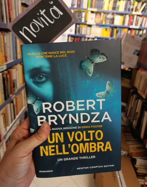 "Un volto nell'ombra"
di Robert Bryndza
Newton Compton editori 

Novità 

Un soffitto crollato. Un cadavere. Quella che sembra una normale chiamata al 999 prende una piega inquietante quando l’ispettore capo Erika Foster arriva sul posto e scopre il corpo di una donna in un appartamento completamente vuoto, ripulito da ogni traccia di DNA. L’unico indizio arriva dalla scientifica: l’intera superficie del soffitto è ricoperta di residui di cocaina. I cani antidroga seguono l’odore fino a un misterioso locker all’esterno dell’edificio. Risalire al suo proprietario conduce Erika esattamente dove non avrebbe mai pensato di tornare: faccia a faccia con Jerome Goodman, lo spacciatore che dieci anni prima aveva ucciso suo marito Mark. Erika lo arresta sul posto, ma qualcosa non torna. Il suo passaporto e il suo avvocato sostengono che si chiami Kieron Bagshaw e la sua fedina penale è immacolata. Mentre i suoi superiori la costringono a prendersi una pausa dal lavoro, e persino i colleghi più fidati iniziano a dubitare della sua lucidità, Erika decide di sfruttare il congedo per indagare da sola. Tra vecchi articoli di giornale, messaggi criptati e passaggi sotterranei dimenticati, fa una scoperta che riapre il caso di Mark e la riporta al giorno che non ha mai smesso di perseguitarla.

#unvoltonellombra #robertbryndza #novità #newtoncompton