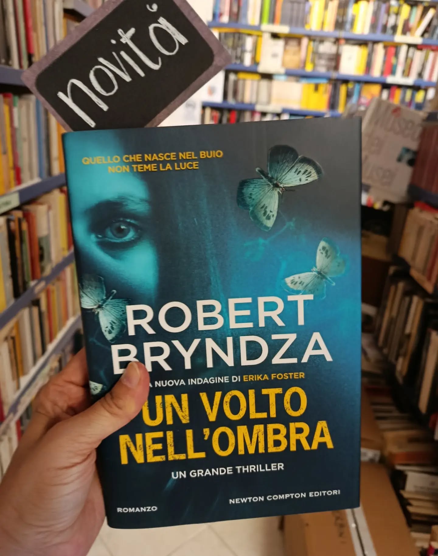 "Un volto nell'ombra"
di Robert Bryndza
Newton Compton editori 

Novità 

Un soffitto crollato. Un cadavere. Quella che sembra una normale chiamata al 999 prende una piega inquietante quando l’ispettore capo Erika Foster arriva sul posto e scopre il corpo di una donna in un appartamento completamente vuoto, ripulito da ogni traccia di DNA. L’unico indizio arriva dalla scientifica: l’intera superficie del soffitto è ricoperta di residui di cocaina. I cani antidroga seguono l’odore fino a un misterioso locker all’esterno dell’edificio. Risalire al suo proprietario conduce Erika esattamente dove non avrebbe mai pensato di tornare: faccia a faccia con Jerome Goodman, lo spacciatore che dieci anni prima aveva ucciso suo marito Mark. Erika lo arresta sul posto, ma qualcosa non torna. Il suo passaporto e il suo avvocato sostengono che si chiami Kieron Bagshaw e la sua fedina penale è immacolata. Mentre i suoi superiori la costringono a prendersi una pausa dal lavoro, e persino i colleghi più fidati iniziano a dubitare della sua lucidità, Erika decide di sfruttare il congedo per indagare da sola. Tra vecchi articoli di giornale, messaggi criptati e passaggi sotterranei dimenticati, fa una scoperta che riapre il caso di Mark e la riporta al giorno che non ha mai smesso di perseguitarla.

#unvoltonellombra #robertbryndza #novità #newtoncompton