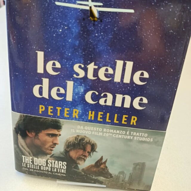 "Le stelle del cane" 
di Peter Heller
Bompiani editore 

Tratto da questo libro, il film di Ridley Scott: The Dog Stars – Le stelle dopo la fine (2026).

In un mondo devastato da una pandemia che ha cancellato quasi tutta l’umanità, Higg vive nell’hangar di un piccolo aeroporto su un altipiano di quello che una volta era il Colorado. Attorno solo desolazione, fattorie abbandonate e una grande pianura. Accompagnato da Jasper, il suo cane e copilota, tutti i giorni Higg sale a bordo di un Cessna del 1965 e vola fino alle pendici delle montagne. A terra lo aspetta Bangley, un vecchio che spara a vista su chiunque tenti di avvicinarsi. Insieme difendono il loro territorio minimo da sopravvissuti infetti e predoni. Ma se Bangler sembra essersi adattato a questa vita, Higg non si rassegna alla violenza ed è tormentato dai ricordi di quello che ha perduto.
Quando l’angoscia lo opprime trova sollievo in cielo, alla ricerca di un barlume di speranza, o esplorando le foreste: la natura, pur ferita e mutilata, nella sua terrificante bellezza lo fa sentire ancora vivo. Spinto da un desiderio inesplicabile, un giorno Higg supera in volo il punto di non ritorno, il confine invisibile oltrepassato il quale non avrà più carburante per tornare a casa. Quel viaggio estremo lo porta a scoprire un luogo immerso in un tempo sospeso, un canyon in cui sembrano regnare l’abbondanza e la pace, dove un padre e una figlia lo costringeranno a fare i conti con le sue paure, il passato, un'ipotesi di futuro.

#lestelledelcane #peterheller #bompianieditore