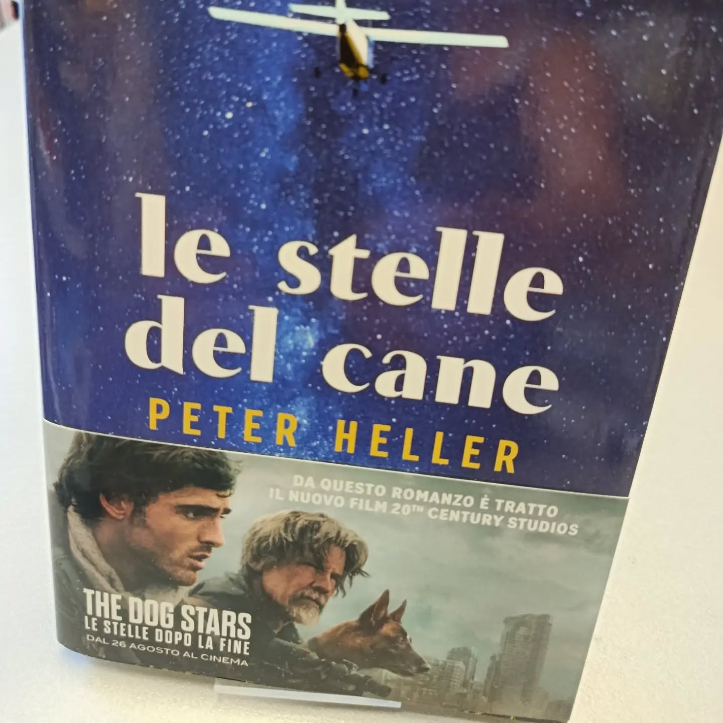 "Le stelle del cane" 
di Peter Heller
Bompiani editore 

Tratto da questo libro, il film di Ridley Scott: The Dog Stars – Le stelle dopo la fine (2026).

In un mondo devastato da una pandemia che ha cancellato quasi tutta l’umanità, Higg vive nell’hangar di un piccolo aeroporto su un altipiano di quello che una volta era il Colorado. Attorno solo desolazione, fattorie abbandonate e una grande pianura. Accompagnato da Jasper, il suo cane e copilota, tutti i giorni Higg sale a bordo di un Cessna del 1965 e vola fino alle pendici delle montagne. A terra lo aspetta Bangley, un vecchio che spara a vista su chiunque tenti di avvicinarsi. Insieme difendono il loro territorio minimo da sopravvissuti infetti e predoni. Ma se Bangler sembra essersi adattato a questa vita, Higg non si rassegna alla violenza ed è tormentato dai ricordi di quello che ha perduto.
Quando l’angoscia lo opprime trova sollievo in cielo, alla ricerca di un barlume di speranza, o esplorando le foreste: la natura, pur ferita e mutilata, nella sua terrificante bellezza lo fa sentire ancora vivo. Spinto da un desiderio inesplicabile, un giorno Higg supera in volo il punto di non ritorno, il confine invisibile oltrepassato il quale non avrà più carburante per tornare a casa. Quel viaggio estremo lo porta a scoprire un luogo immerso in un tempo sospeso, un canyon in cui sembrano regnare l’abbondanza e la pace, dove un padre e una figlia lo costringeranno a fare i conti con le sue paure, il passato, un'ipotesi di futuro.

#lestelledelcane #peterheller #bompianieditore