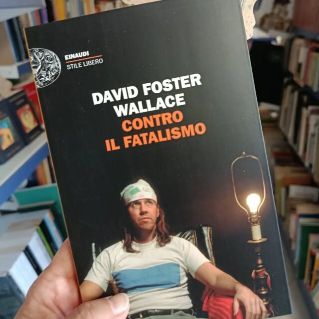"Contro il fatalismo"
di David Foster Wallace
Einaudi editore 

NOVITÀ 

La celebre tesi di laurea in filosofia di David Foster Wallace. Un oggetto di culto, un regalo per i suoi tanti appassionati.

Nel 1985 David Foster Wallace è uno studente universitario che decide di scrivere due dissertazioni finali, una in scrittura creativa l'altra in metafisica. La prima sarebbe diventata La scopa del sistema. La seconda sarebbe uscita solo postuma, e viene qui proposta per la prima volta in Italia. Si tratta di un saggio tanto breve quanto rivelatore che affronta criticamente l'idea del fatalismo, la posizione per cui il libero arbitrio è un'illusione. 
Un'argomentazione che il giovane Foster Wallace trova inaccettabile, soffocante e sbagliata. Con gli strumenti della logica, ma senza dimenticare una buona dose di sarcasmo, Wallace analizza e smonta pezzo a pezzo la dimostrazione dell'acclamato filosofo Richard Taylor, uno dei campioni del fatalismo e, nel farlo, ci dona un po' di libertà e di speranza.

#controilfatalismo #davidfosterwallace #novità
 #einaudieditore