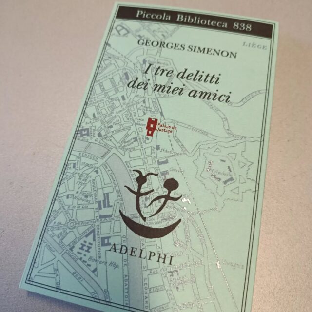 "I tre delitti dei miei amici"
di George Simenon 
Adelphi editore

NOVITÀ 

All’incrocio tra reportage, cronaca nera e quello che oggi chiameremmo autofiction, I tre delitti dei miei amici rappresenta un unicum nella produzione narrativa di Simenon. Il quale insistette non poco affinché il sottotitolo «Storia vera» comparisse sul frontespizio del volume, pubblicato nel 1938 da Gallimard (che invece, per tutelarsi da guai giudiziari, preferì spacciarlo per un romanzo), dove aveva raccolto gli articoli commissionati un anno prima dal settimanale «Confessions», sempre alla ricerca di vicende sensazionali e possibilmente torbide. E torbidi lo erano davvero, i tre faits divers i cui protagonisti lo stesso Simenon aveva frequentato a Liegi nel corso della sua giovinezza: il suicidio del pittore Joseph Kleine sotto il portico della chiesa di Saint-Pholien; l’assassinio per mano di Ferdinand Deblauwe del ballerino di locali notturni Carlos de Tejada; e il triplice omicidio a opera di Hyacinthe Dans dell’amante, della madre e del suo ex confessore. Tre naufragi esistenziali che Simenon vede quasi come un’immagine rovesciata del proprio percorso di affermazione e di successo – tanto più nella consapevolezza di aver sfiorato egli stesso la tentazione, o il rischio, della perdizione, e chiedendosi ogni volta: perché loro e non io? Del resto, descrivere la discesa agli inferi di molti dei suoi personaggi romanzeschi sarà anche un modo per mettere in scena, e al tempo stesso esorcizzare, le sue paure e le sue ossessioni più profonde.

#novità #georgesimenon #itredelittideimieiamici #adelphi