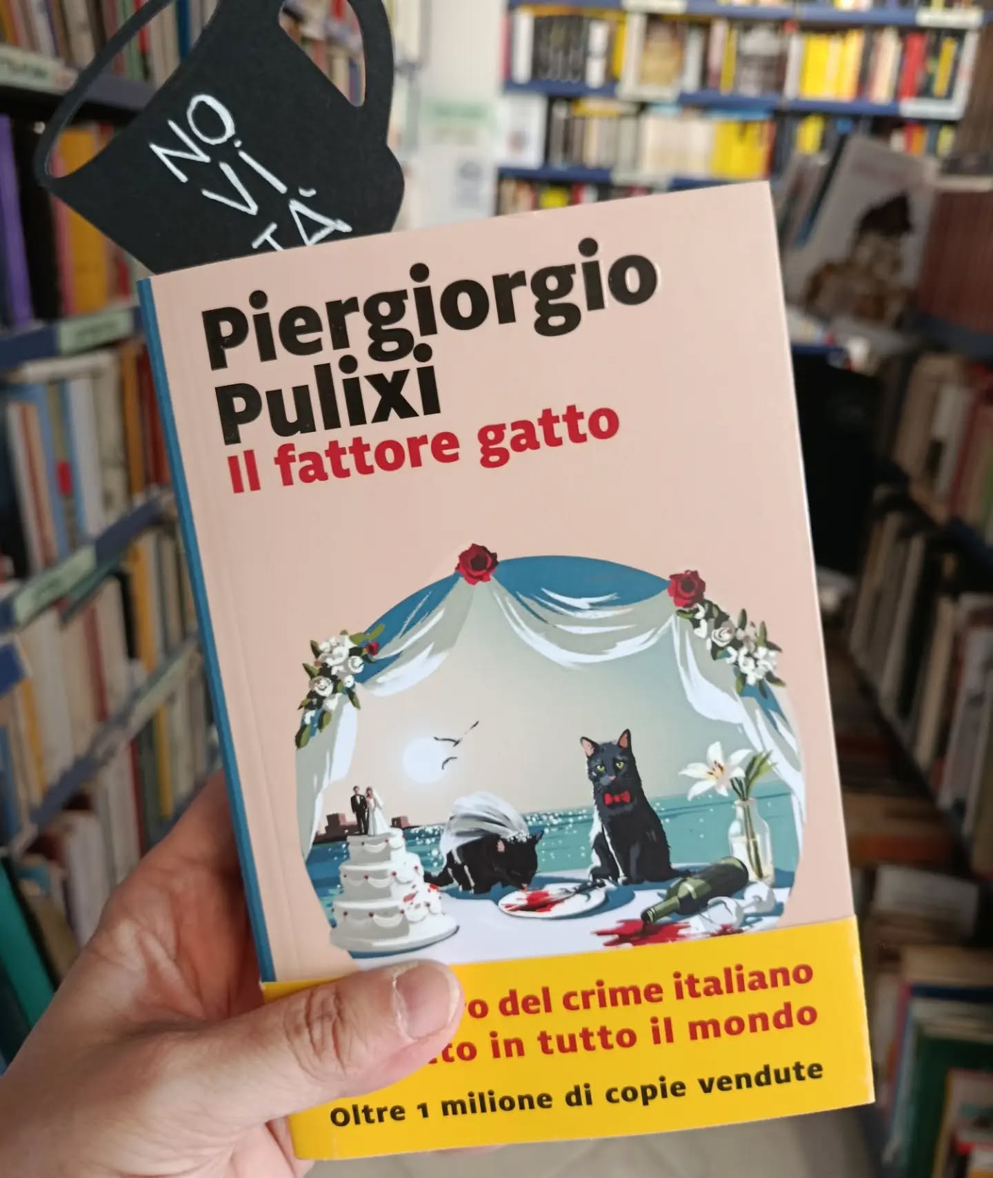 "Il fattore gatto"
di Piergiorgio Pulizie
Marsilio editore 

NOVITÀ 

Ci sono poche cose che il libraio Marzio Montecristo odia più dei matrimoni. Eppure, quando Valérie de Gramont entra nella libreria Les Chats Noirs e chiede al nonno un regalo di nozze semplicemente inaudito – acquistare tutti i libri presenti e “trasferire” la libreria là dove si celebrerà il matrimonio –, Marzio non può sottrarsi. Anche perché la richiesta non è un capriccio qualunque: Valérie e il futuro sposo, l’inglese Thomas Stuart, stanno per celebrare un matrimonio esclusivo a Serpentara, un isolotto selvaggio della Sardegna meridionale, trasformato per l’occasione in un villaggio di lusso. Quando Marzio vi sbarca con i suoi due inseparabili gatti neri, Marple e Poirot, e gli “investigatori del martedì”, resta senza parole: dove prima c’erano solo rocce, vento e gabbiani, ora ci sono un residence impeccabile, un ristorante da sogno e, come per magia, una riproduzione in scala reale della sua libreria. L’incanto, però, dura poco: un brutale omicidio squarcia l’atmosfera spensierata.

Su un’isola, con il mare a fare da confine e gli orari scanditi da cerimonie e protocolli, chiunque può essere colpevole, e chiunque ha qualcosa da perdere. Miliardi, rivalità, contratti, eredità: la tensione tra le famiglie dei due sposi, ricchissime, perfette in pubblico e spietate dietro le quinte, si avverte a ogni brindisi. Ma le ragioni dell’assassino potrebbero essere altrove: un segreto di famiglia, un ricatto, una vendetta covata sotto i sorrisi, o forse la più corrosiva delle passioni: l’invidia davanti a un amore esibito come un trofeo?

Tra sospetti e bugie, amori segreti e tradimenti inconfessabili, Marzio e i suoi “investigatori del martedì” dovranno risolvere un rompicapo elegante e feroce, un intrigo che sa di Dieci piccoli indiani.

#piergiorgiopulixi #ilfattoregatto #novità #marsilioeditore