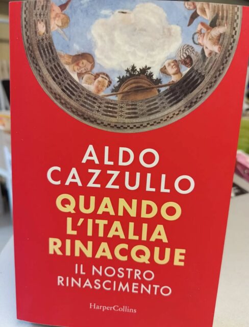 "Quando l'Italia rinacque"
di Aldo Cazzullo
Harper & Collins editore

NOVITÀ 

I Medici, Leonardo, Michelangelo, Raffaello, Colombo, Galileo. Aldo Cazzullo prosegue il suo straordinario viaggio nella storia e conduce il lettore per mano attraverso il Rinascimento. In un’epoca segnata da guerre, intrighi e tradimenti, l’Italia vide una fioritura senza precedenti in tutti i campi del sapere umano. E con la sola forza di queste menti geniali seppe rivoluzionare il mondo, dando inizio alla modernità.
La saga dei Medici. Il viaggio di Cristoforo Colombo. I più grandi artisti che l’umanità abbia mai avuto: Leonardo, Raffaello, Botticelli. Il più grande di tutti, almeno secondo l’autore: Michelangelo (a vent’anni la Pietà, a 25 il David, a trenta la volta della Sistina, e poi il Giudizio Universale, il Mosè…).

Aldo Cazzullo prosegue il suo viaggio nella storia e nell’identità italiana raccontando il nostro Rinascimento. “Quando l’Italia rinacque” affronta non solo l’arte e la letteratura, ma gli eventi e i pensieri del tempo: l’uomo al centro dell’universo, l’uomo che ha fiducia in se stesso ed è artefice del proprio destino. Una grande avventura della libertà, che porta il cavallo alato dell’Ariosto sulla Luna e i navigatori a scoprire il Nuovo Mondo. 

E tra i grandi personaggi ci sono le donne: da Vittoria Colonna, che ispira Michelangelo, a Lucrezia Borgia, calunniata dalla leggenda nera che la trasformò in un’avvelenatrice mentre in realtà era terziaria francescana. Sino al tramonto del Rinascimento, segnato da tre tragedie: il rogo di Giordano Bruno, l'abiura di Galileo, la morte di Caravaggio.

#aldocazzullo
#quandolitaliarinacque #novità #harper&collins