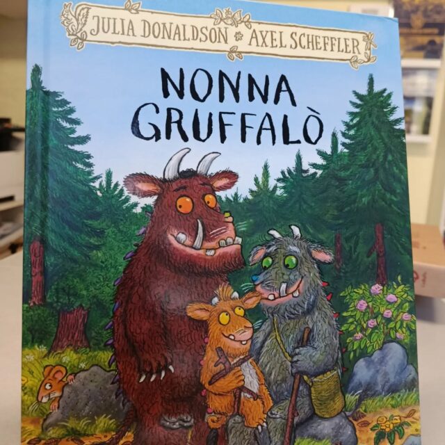 "Nonna Gruffalò"
di Julia Donald son e Axel Scheffler
Emme edizioni

NOVITÀ...che non hanno molto bisogno di presentazioni 😉 Comunque...

Un giorno il Gruffalò disse alla sua piccolina: " Ci viene a trovare la nonna, per dindirindina! ”. 
Per Nonna Gruffalò ci vuole solo il meglio, e quindi cosa le si può cucinare per il pranzo di benvenuto? Riuscirà un piccolo topo a non finire sulla lista del menù? 

Un libro illustrato per bambini dai 3 anni, seguito de “Il Gruffalò” e di “Gruffalò e la sua piccolina”, classici di Julia Donaldson e Axel Scheffler. Un nuovo simpaticissimo personaggio per una storia divertente e riccamente illustrata con testi in rima, perfetta per le letture ad alta voce con i più piccoli. Età di lettura: da 3 anni.

#piccoligrandilettori
#nonnagruffalò
#juliadonaldsonandaxelscheffler
#emmeedizioni💖