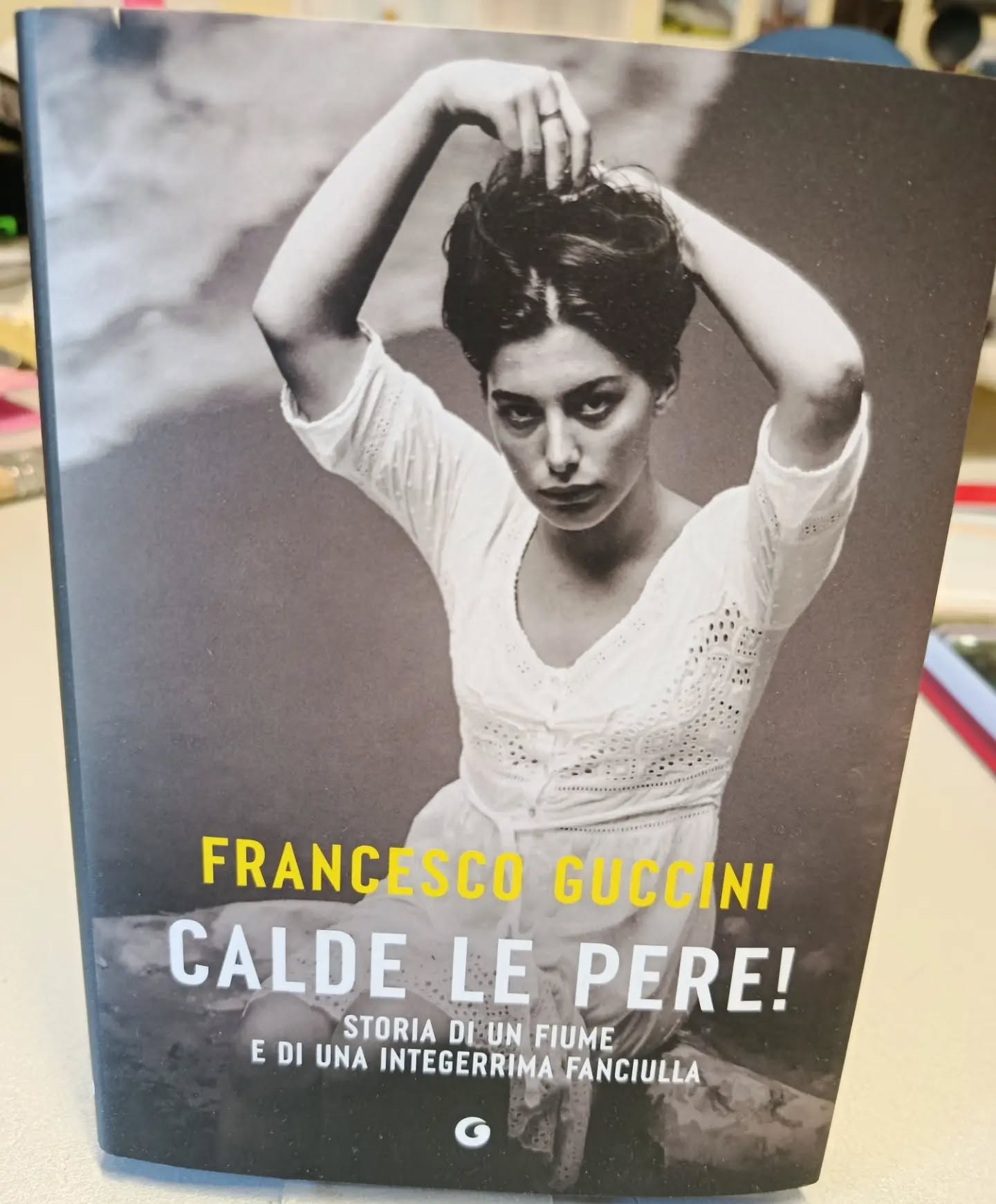 "Calde le pere!" 
di Francesco Guccini
Giunti editore 

NOVITÀ 

Dalle acque del Reno italico Francesco Guccini recupera una piccola gemma: un malizioso quadretto pieno di sensualità d'antan, che il lettore si divertirà a leggere almeno quanto l’autore si è divertito a riportarlo alla luce.
Bastano questi ingredienti perché dalla penna di Francesco Guccini sgorghi un racconto luminoso e sognante come certi ricordi di giovinezza.
Sembra quasi scritta da un Virgilio più audace o da un Ovidio più pudico.
Un racconto in cui memoria, desiderio e leggenda si intrecciano, restituendo al lettore tutto il fascino di una storia ritrovata.

#francescoguccini #caldelepere #novità  #giuntieditore #
